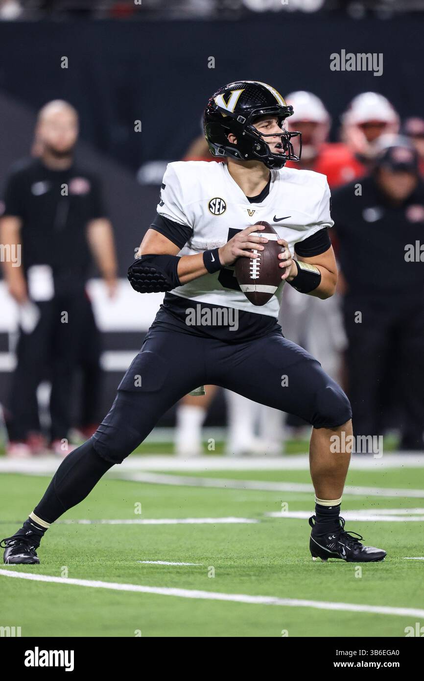16. September 2023: Vanderbilt Commodores Quarterback AJ Swann (5) fällt in der zweiten Hälfte des College-Fußballspiels mit den Vanderbilt Commodores und den UNLV Rebellen im Allegiant Stadium in Las Vegas, NV, zurück. Christopher Trim/CSM. (Kreditbild: © Christopher Trim/CSM via ZUMA Press Wire) Stockfoto