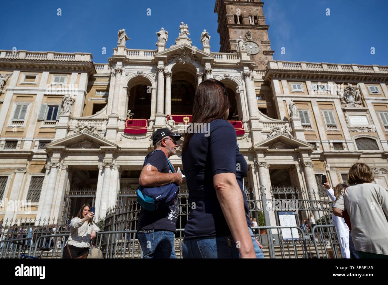 Rom, Italien. April 2025. Die Leute gehen an St. Mary Major vorbei. Die Menschen besuchten die päpstliche Basilika St. Maria Major im Zentrum Roms, besuchten das Grab von Papst Franziskus, der am Montag, den 21. April 2025 im Alter von 88 Jahren starb und am 26. April in St. Maria Major begraben wurde. Quelle: SOPA Images Limited/Alamy Live News Stockfoto