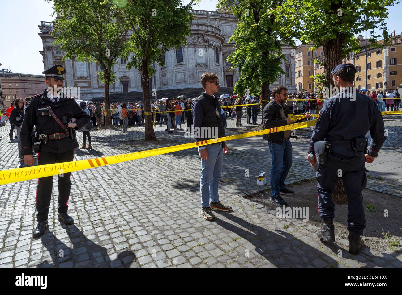 Rom, Italien. April 2025. Polizisten vor der Basilika gesehen. Die Menschen besuchten die päpstliche Basilika St. Maria Major im Zentrum Roms, besuchten das Grab von Papst Franziskus, der am Montag, den 21. April 2025 im Alter von 88 Jahren starb und am 26. April in St. Maria Major begraben wurde. Quelle: SOPA Images Limited/Alamy Live News Stockfoto