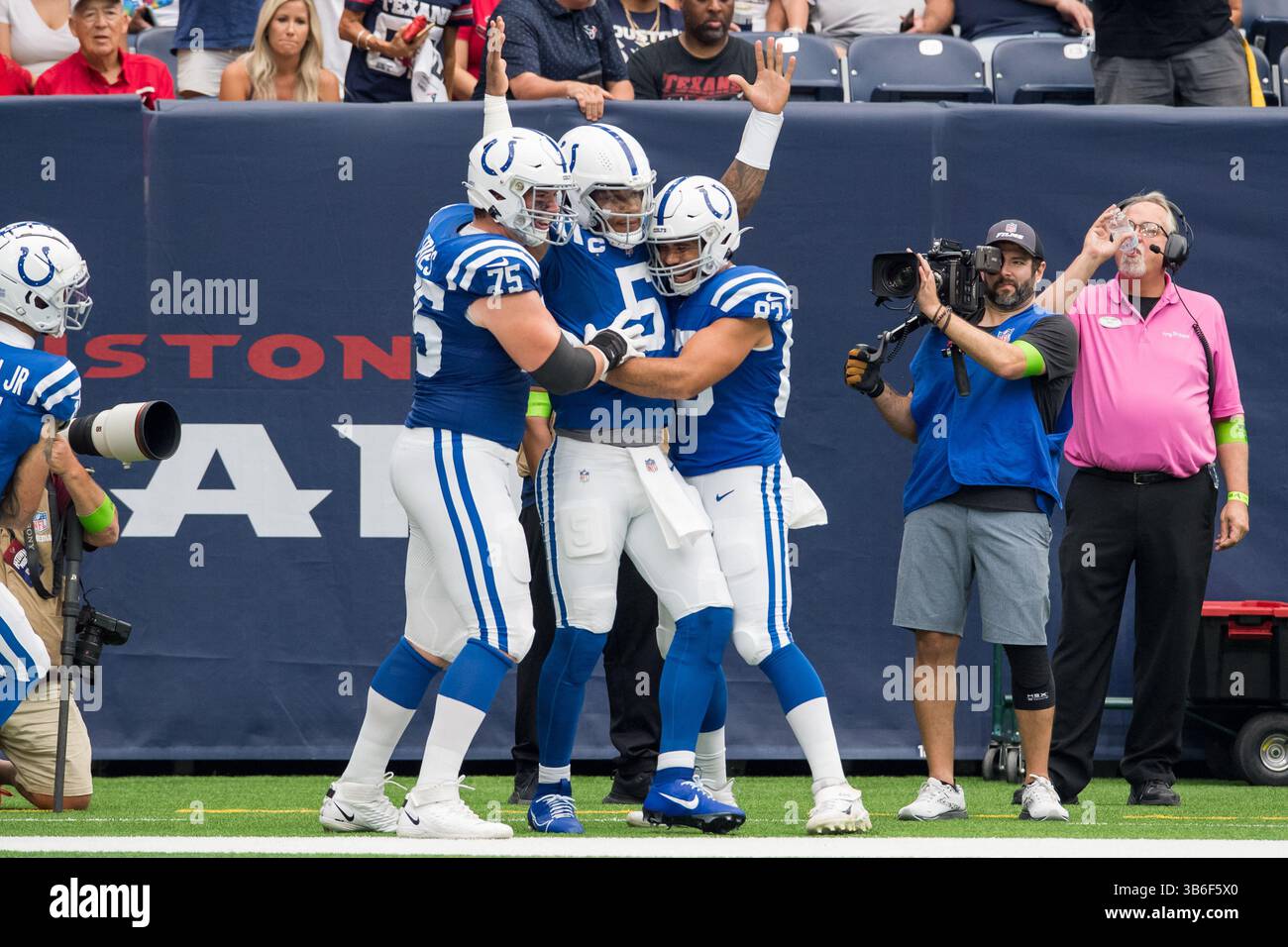 17. September 2023: Indianapolis Colts Quarterback Anthony Richardson (5) feiert seinen Touchdown-Lauf mit Guard will Fries (75) und Tight End Kylen Granson (83) während eines Spiels zwischen den Indianapolis Colts und den Houston Texans in Houston, Texas. ..Trask Smith/CSM (Foto: © Trask Smith/CSM via ZUMA Press Wire) Stockfoto