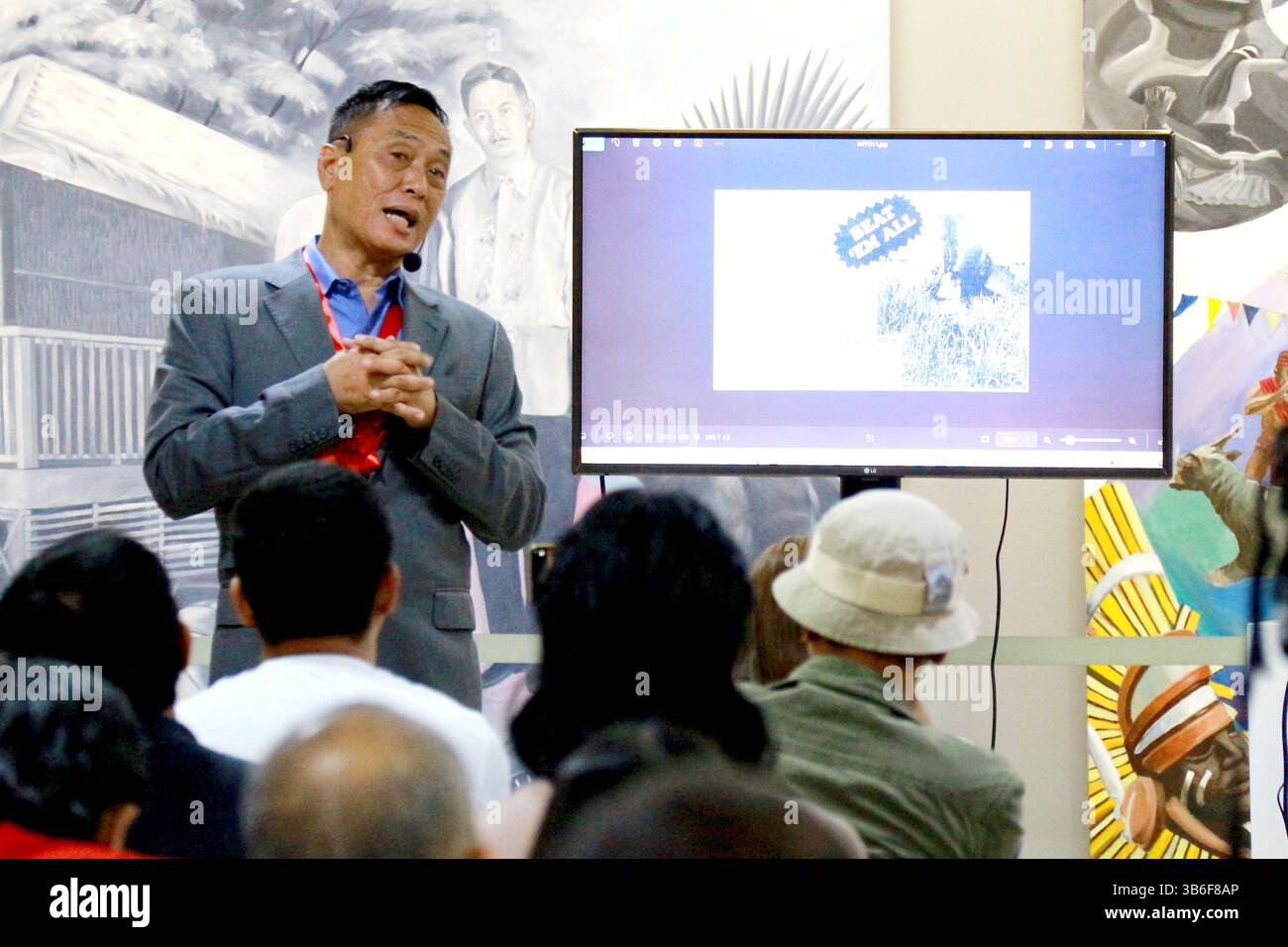3. Mai 2025, Philippinen: European Press Agency (EPA) Chief Photojournalist Francis Malasig während eines Journalismus-Seminars im Rahmen eines World Press Freedom Day und widmete sich dem Erstarken zukünftiger Geschichtenerzähler in der Gateway Gallery von Araneta City, Quezon City am 3. Mai 2025. Francis Malasig, Cheffotojournalist der Europäischen Presseagentur (EPA), hielt während eines Journalismusseminars im Rahmen eines Welttages der Pressefreiheit seine Botschaften und erzählt seine Erfahrungen als Fotojournalist Stockfoto