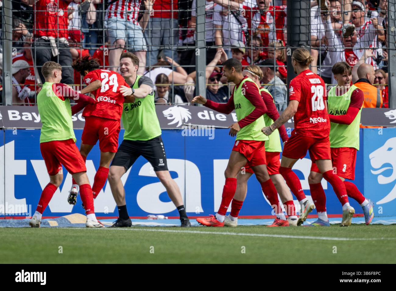 München, Deutschland. Mai 2025. Die Essener bejubeln mit Kaito Mizuta (Rot-Weiss Essen, #24) dessen Tor zum 0:2 GER, TSV 1860 München vs. Rot-Weiss Essen, Fussball, 3. Bundesliga, 36. Spieltag, Saison 2024/2025, 03.05.2025. (DIE DFL-DFB-VORSCHRIFTEN VERBIETEN DIE VERWENDUNG VON FOTOS ALS BILDSEQUENZEN UND/ODER QUASI-VIDEO). Foto: Eibner-Pressefoto/Heike feiner Credit: dpa/Alamy Live News Stockfoto