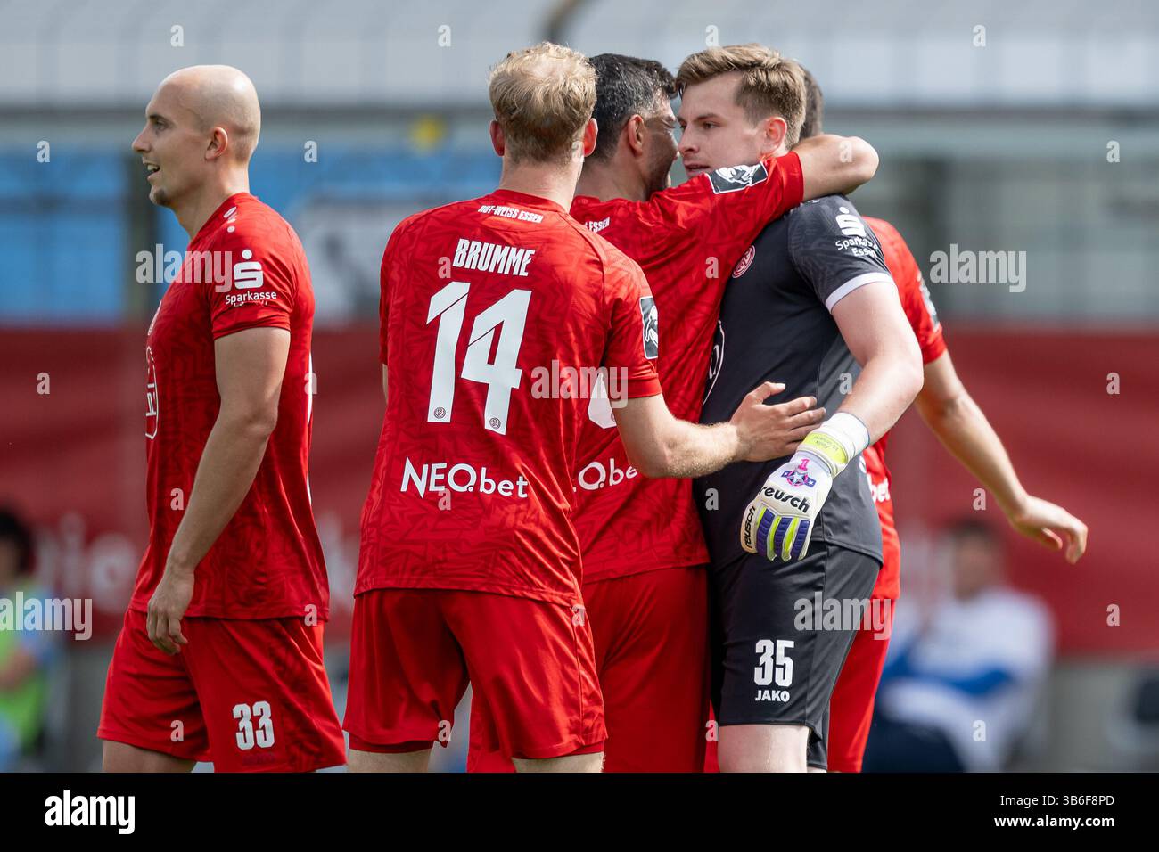 München, Deutschland. Mai 2025. Die Essener bejubeln mit Felix Wienand (Torwart, Rot-Weiss Essen, #35) das Tor zum 1:3, zu welchem er die Vorlage gegeben hatte GER, TSV 1860 München vs. Rot-Weiss Essen, Fussball, 3. Bundesliga, 36. Spieltag, Saison 2024/2025, 03.05.2025. (DIE DFL-DFB-VORSCHRIFTEN VERBIETEN DIE VERWENDUNG VON FOTOS ALS BILDSEQUENZEN UND/ODER QUASI-VIDEO). Foto: Eibner-Pressefoto/Heike feiner Credit: dpa/Alamy Live News Stockfoto