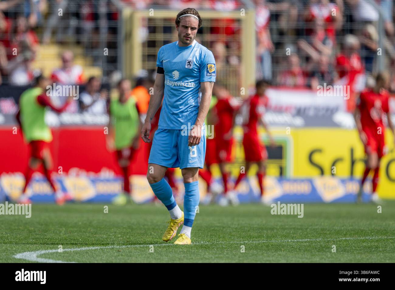 München, Deutschland. Mai 2025. David Philipp (TSV 1860 München, #8) ist bedient, waehrend die Essener im Hintergrund das Tor zum 1:3 feiern GER, TSV 1860 München vs. Rot-Weiss Essen, Fussball, 3. Bundesliga, 36. Spieltag, Saison 2024/2025, 03.05.2025. (DIE DFL-DFB-VORSCHRIFTEN VERBIETEN DIE VERWENDUNG VON FOTOS ALS BILDSEQUENZEN UND/ODER QUASI-VIDEO). Foto: Eibner-Pressefoto/Heike feiner Credit: dpa/Alamy Live News Stockfoto