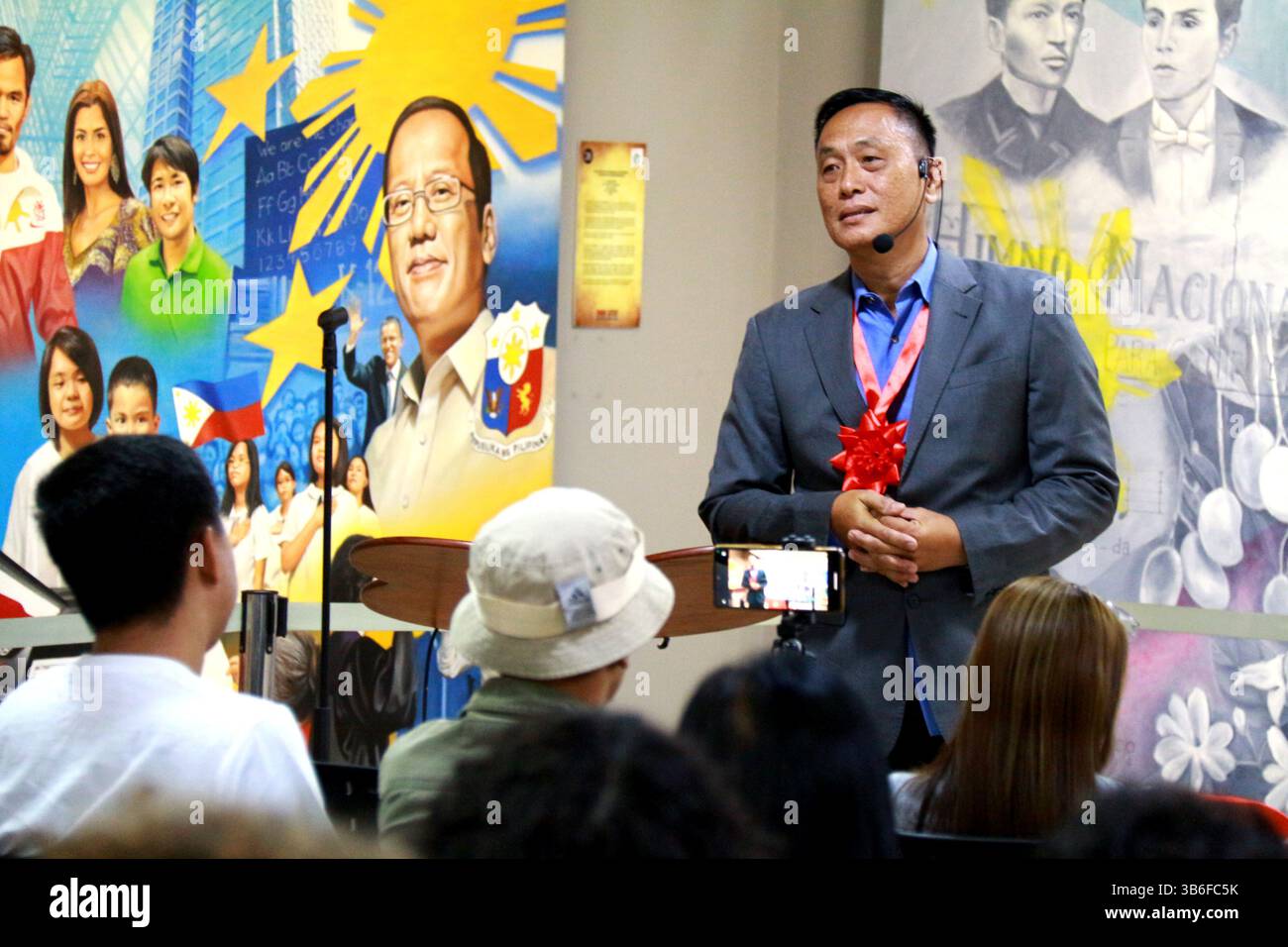3. Mai 2025, Philippinen: European Press Agency (EPA) Chief Photojournalist Francis Malasig während eines Journalismus-Seminars im Rahmen eines World Press Freedom Day und widmete sich dem Erstarken zukünftiger Geschichtenerzähler in der Gateway Gallery von Araneta City, Quezon City am 3. Mai 2025. Francis Malasig, Cheffotojournalist der Europäischen Presseagentur (EPA), hielt während eines Journalismusseminars im Rahmen eines Welttages der Pressefreiheit seine Botschaften und erzählt seine Erfahrungen als Fotojournalist Stockfoto