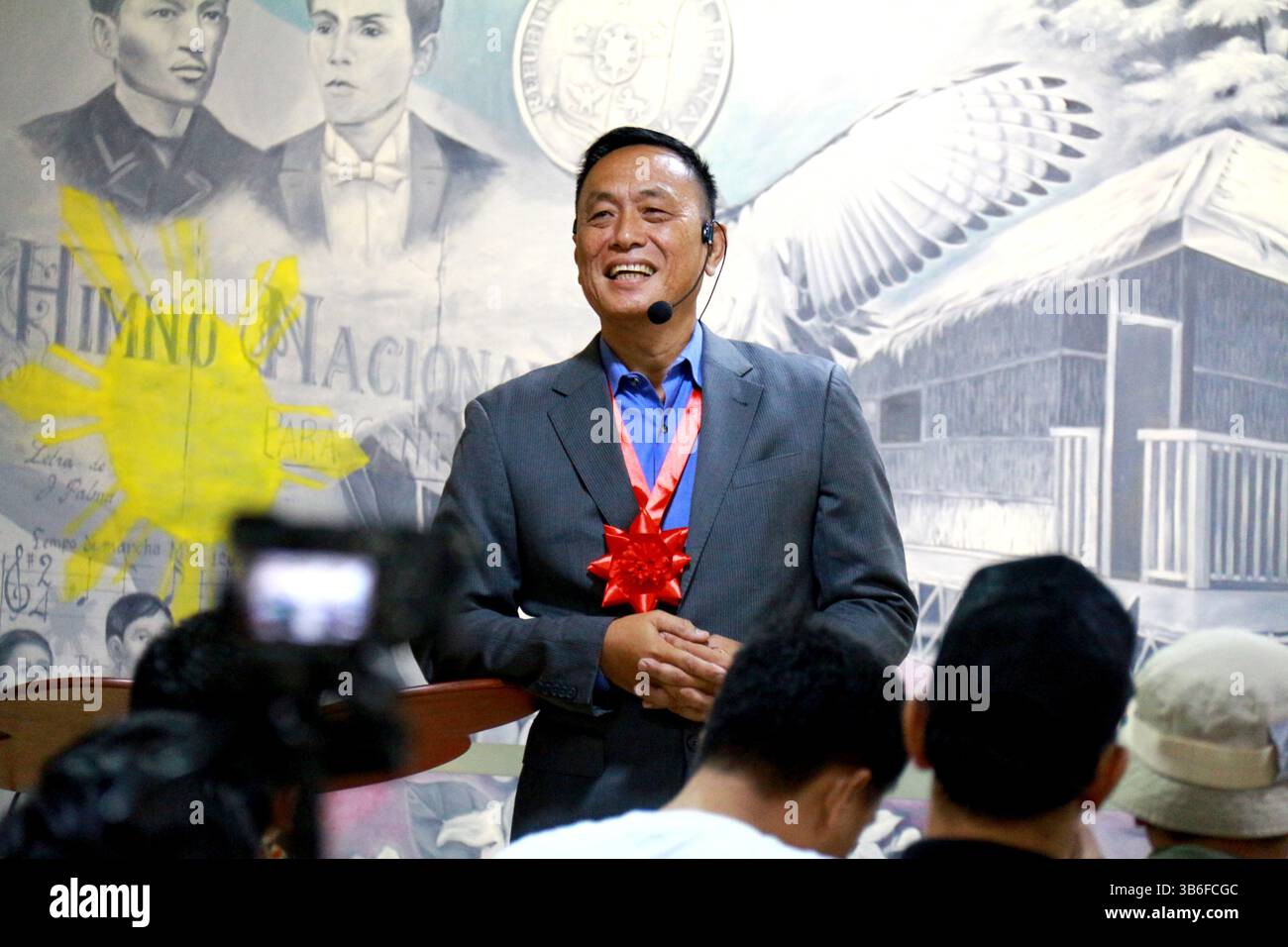 3. Mai 2025, Philippinen: European Press Agency (EPA) Chief Photojournalist Francis Malasig während eines Journalismus-Seminars im Rahmen eines World Press Freedom Day und widmete sich dem Erstarken zukünftiger Geschichtenerzähler in der Gateway Gallery von Araneta City, Quezon City am 3. Mai 2025. Francis Malasig, Cheffotojournalist der Europäischen Presseagentur (EPA), hielt während eines Journalismusseminars im Rahmen eines Welttages der Pressefreiheit seine Botschaften und erzählt seine Erfahrungen als Fotojournalist Stockfoto