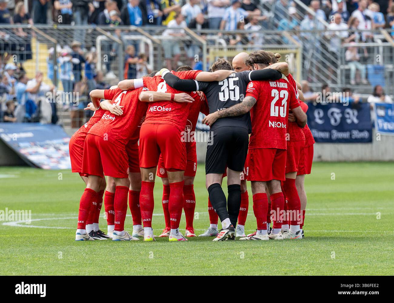 München, Deutschland. Mai 2025. Die Essener motivieren sich im Spielerkreis für die anstehende Partie GER, TSV 1860 München vs. Rot-Weiss Essen, Fussball, 3. Bundesliga, 36. Spieltag, Saison 2024/2025, 03.05.2025. (DIE DFL-DFB-VORSCHRIFTEN VERBIETEN DIE VERWENDUNG VON FOTOS ALS BILDSEQUENZEN UND/ODER QUASI-VIDEO). Foto: Eibner-Pressefoto/Heike feiner Credit: dpa/Alamy Live News Stockfoto