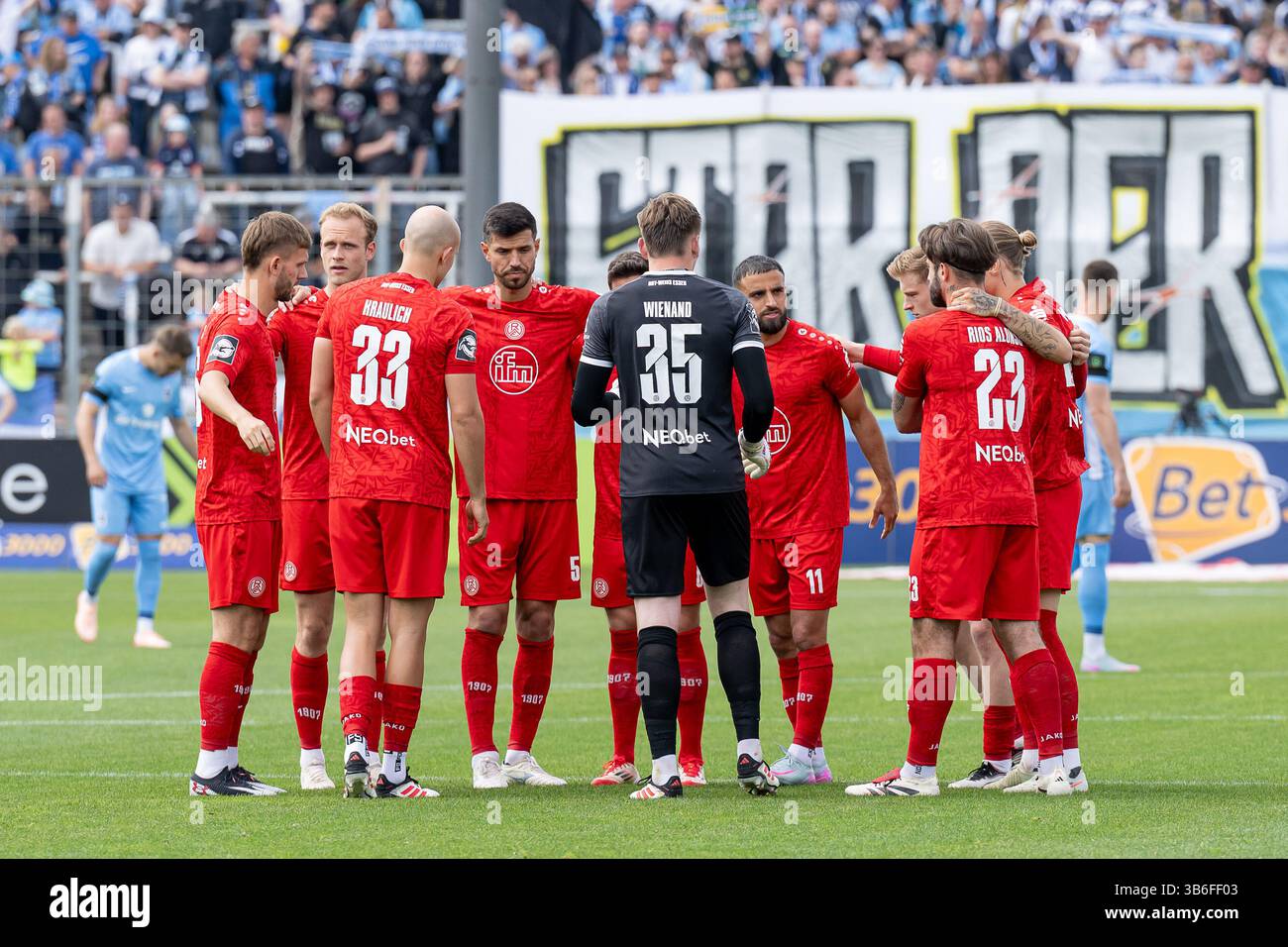 München, Deutschland. Mai 2025. Die Essener motivieren sich im Spielerkreis für die anstehende Partie GER, TSV 1860 München vs. Rot-Weiss Essen, Fussball, 3. Bundesliga, 36. Spieltag, Saison 2024/2025, 03.05.2025. (DIE DFL-DFB-VORSCHRIFTEN VERBIETEN DIE VERWENDUNG VON FOTOS ALS BILDSEQUENZEN UND/ODER QUASI-VIDEO). Foto: Eibner-Pressefoto/Heike feiner Credit: dpa/Alamy Live News Stockfoto