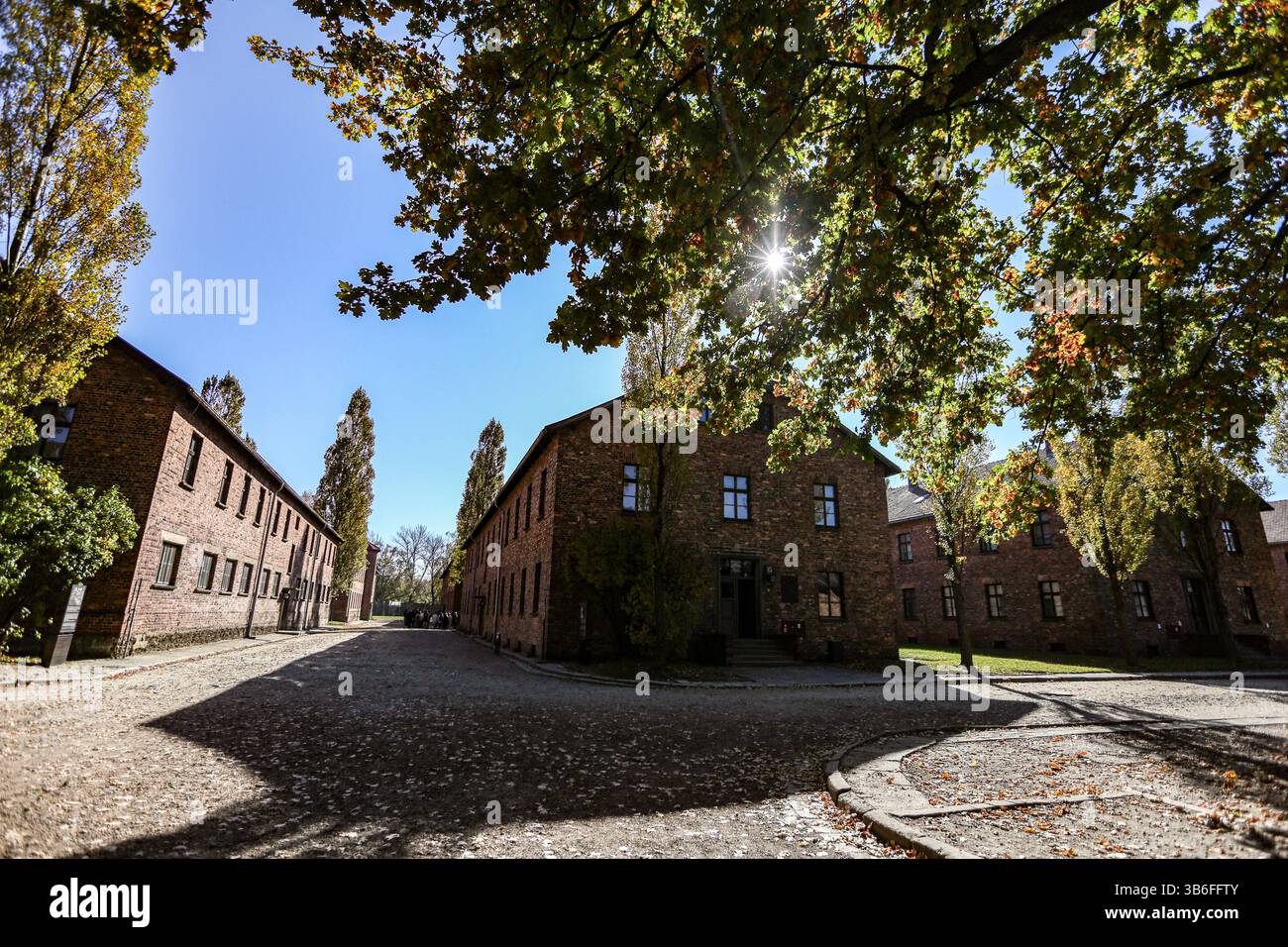 13. Oktober 2022, Auschwitz, Polen, Polen: Das Äußere von Block 15 im Lager Auschwitz. Der Block 15 wurde kürzlich dem Schicksal der Polen und polnischen Juden gewidmet, die während des Zweiten Weltkriegs von den Deutschen in das Lager geschickt wurden. (Kreditbild: © Bianca Otero/ZUMA Press Wire) Stockfoto