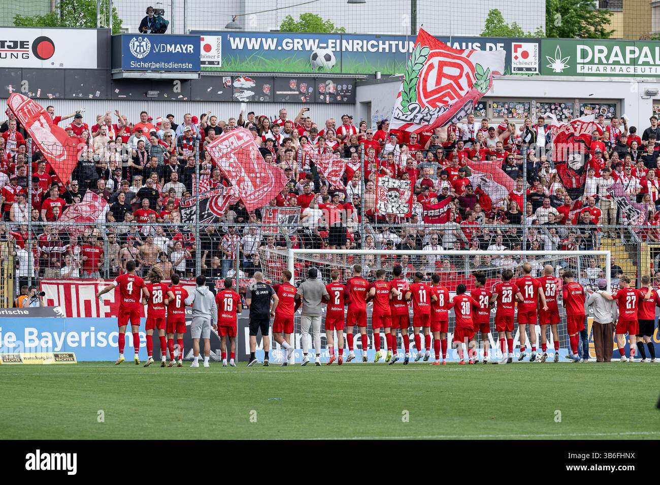 München, Deutschland. Mai 2025. Die Essener Spieler lassen sich nach dem Sieg von den mitgereisten Fans feiern GER, TSV 1860 München vs. Rot-Weiss Essen, Fussball, 3. Bundesliga, 36. Spieltag, Saison 2024/2025, 03.05.2025. (DIE DFL-DFB-VORSCHRIFTEN VERBIETEN DIE VERWENDUNG VON FOTOS ALS BILDSEQUENZEN UND/ODER QUASI-VIDEO). Foto: Eibner-Pressefoto/Heike feiner Credit: dpa/Alamy Live News Stockfoto