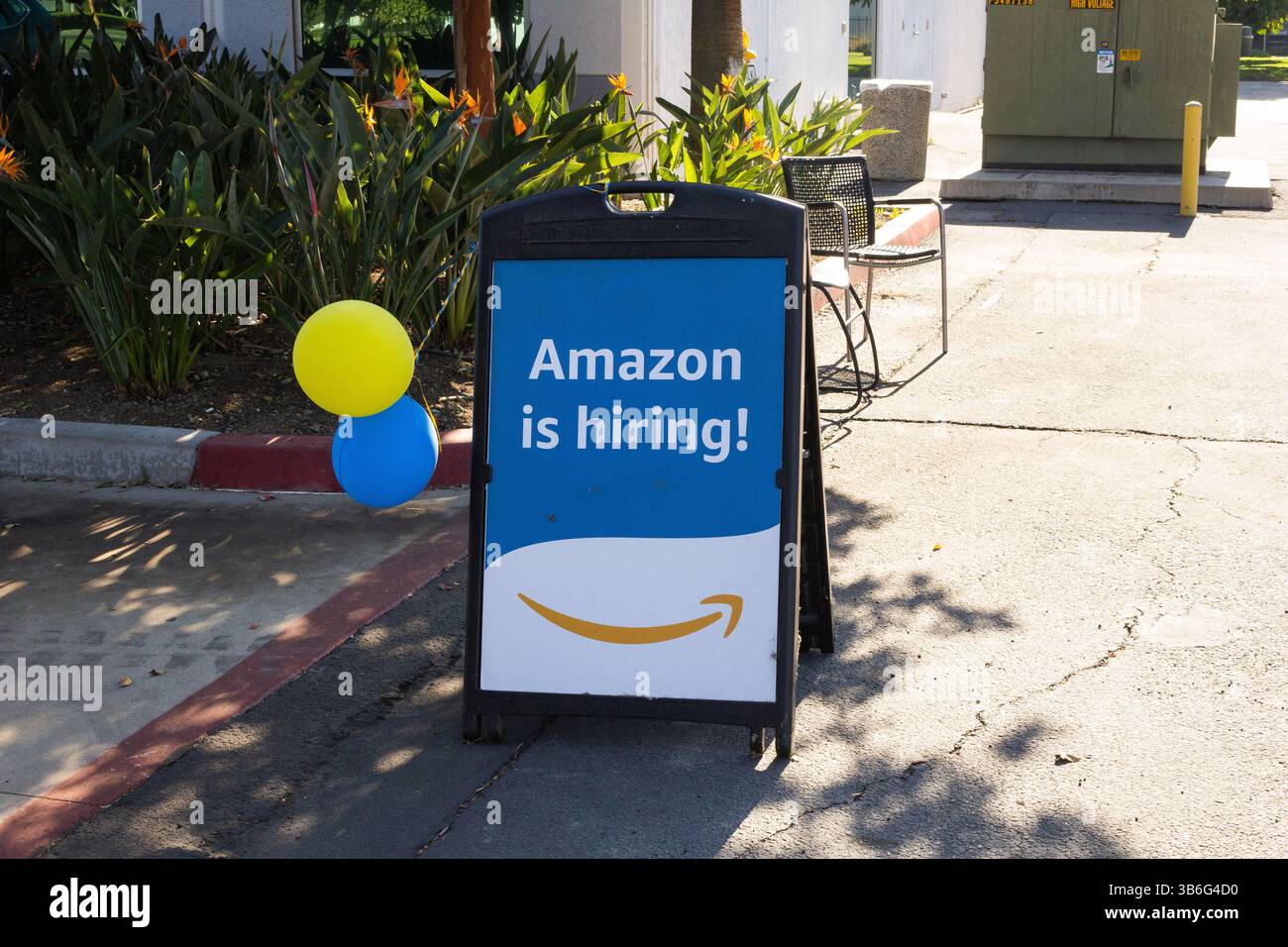 Irvine, Kalifornien, USA - 11.03.2019: Eine Ansicht eines A-Frame-Werbetextes, das Amazon anstellt. Stockfoto