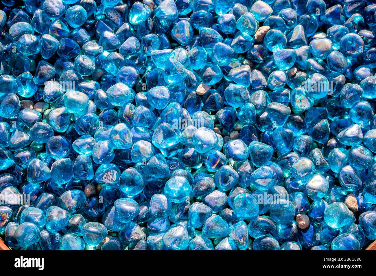 Ein Blick von oben nach unten auf einen Haufen blauer dekorativer Marmorfelsen als Hintergrund. Stockfoto
