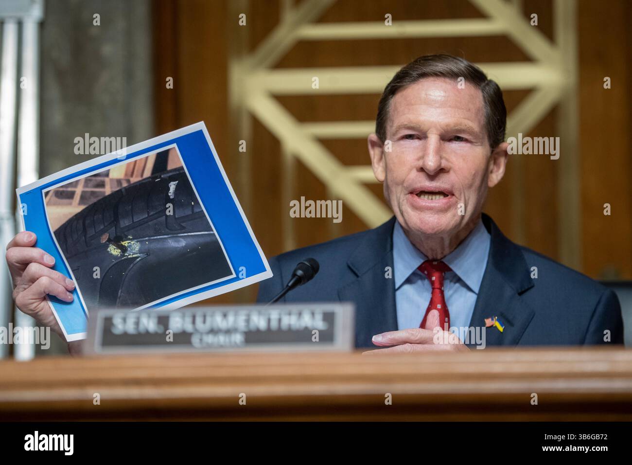 17. April 2024, Washington, District of Columbia, USA: Senatsausschuss für Heimatsicherheit und Regierungsangelegenheiten – Unterausschuss für Ermittlungen, Vorsitzender Richard Blumenthal (Demokrat von Connecticut), Vorsitzender eines Senatsausschusses für Heimatsicherheit und Regierungsangelegenheiten – Unterausschuss für Ermittlungen Anhörung zur Untersuchung der gebrochenen Sicherheitskultur von Boeing mit Schwerpunkt auf Berichten aus erster Hand im Dirksen Senate Office Building in Washington, DC, 17. April 2024 (Bild: © Rod Lamkey/CNP via ZUMA Wire Press) Stockfoto