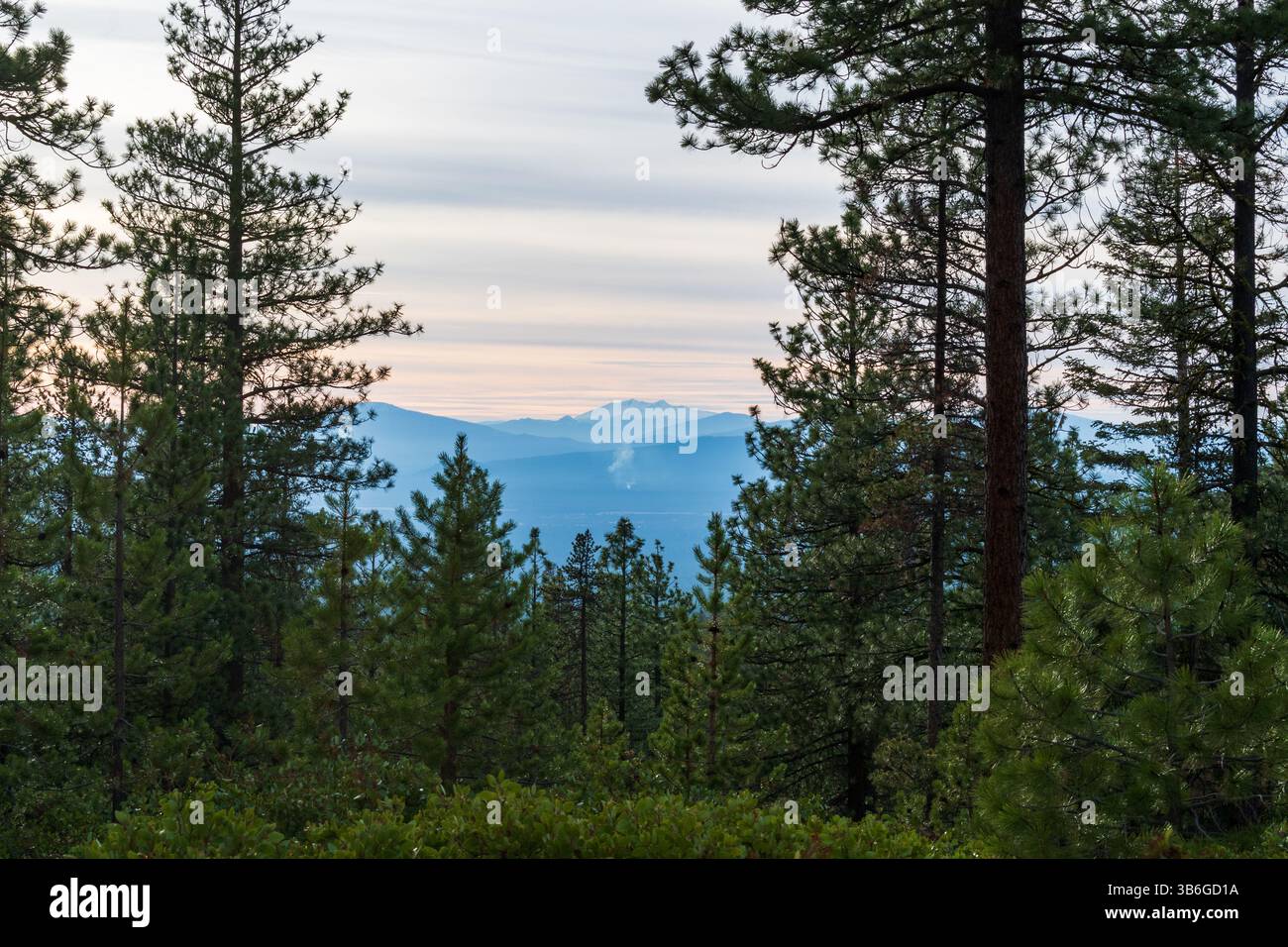 Blick auf die Berge vom Newberry National Volcanic Monument in der Nähe von La Pine, Oregon, USA. Stockfoto