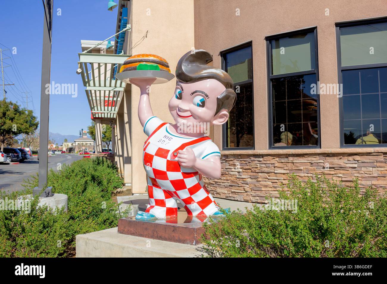 Norco, Kalifornien, USA - 18.11.2019: Ein Blick auf die berühmte Figur Bob's Big Boy vor einem der Restaurants. Stockfoto
