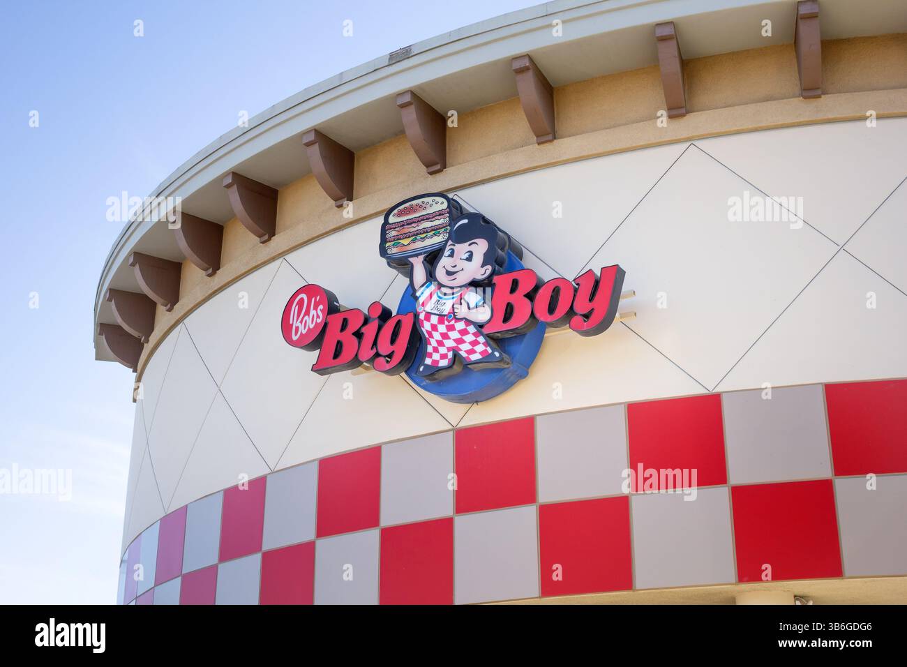 Norco, Kalifornien, USA - 18. 11. 2019: Ein Ladenschild für die Burgerkette Bob's Big Boy. Stockfoto