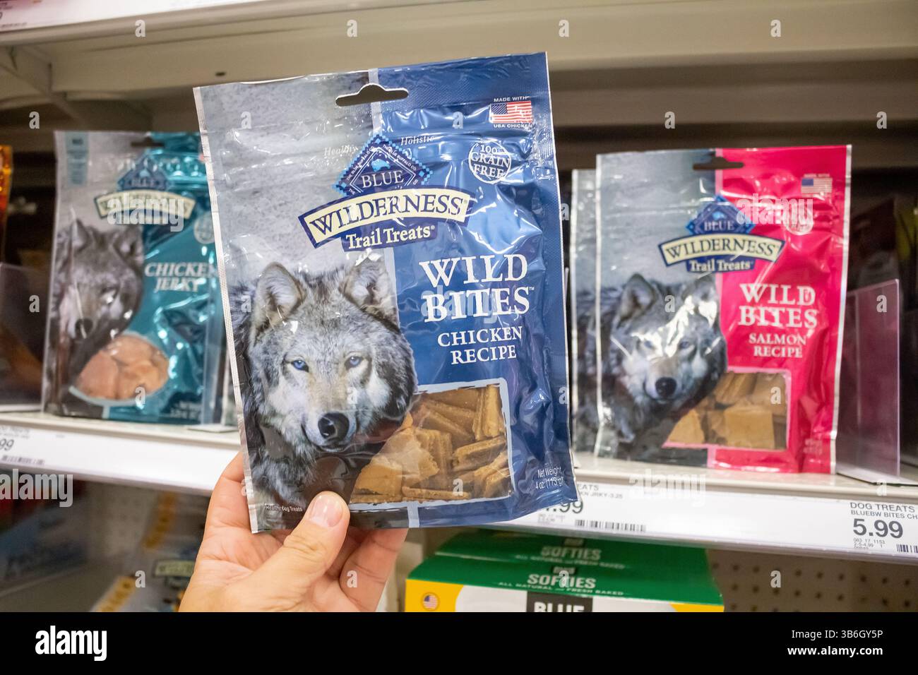 Los Angeles, Kalifornien, USA - 25.11.2019: Ein Blick auf eine Hand, die ein Paket mit den Leckereien des Blue Buffalo Wilderness Trail hält. Stockfoto