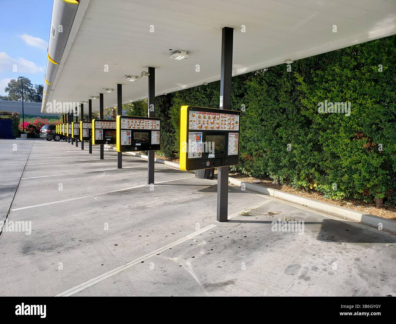 Los Angeles, Kalifornien, USA - 04-09-2020: Blick auf mehrere leere Parkstände in einem lokalen Sonic Drive-in Fast Food Restaurant. Stockfoto