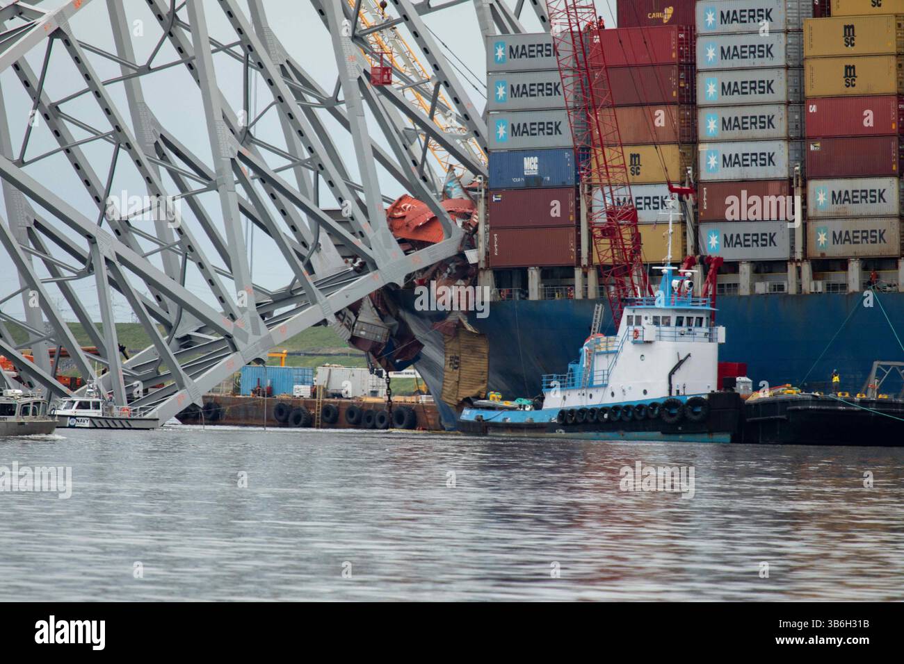 20. April 2024, Dundalk, MD, Vereinigte Staaten von Amerika: Bergungsarbeiter entfernen die Trümmer der zerfallenen Francis Scott Key Bridge, um den Betrieb im Hafen von Baltimore durch den Kanal Fort McHenry wiederherzustellen, 21. April 2024 in der Nähe von Dundalk, Maryland. Die Brücke wurde am 26. März von dem 984-Fuß-Containerschiff MV Dali getroffen und stürzte zusammen, wobei sechs Arbeiter ums Leben kamen. (Bild: © Christopher Rosario/U.S. Army/Planet Pix via ZUMA Press Wire) Stockfoto