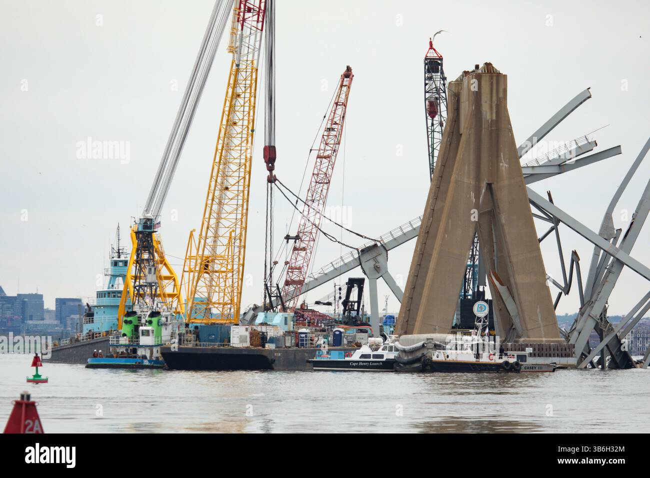 20. April 2024, Dundalk, MD, Vereinigte Staaten von Amerika: Bergungskähne entfernen die Trümmer der zerfallenen Francis Scott Key Bridge, um den Betrieb im Hafen von Baltimore durch den Kanal Fort McHenry wiederherzustellen, 21. April 2024, nahe Dundalk, Maryland. Die Brücke wurde am 26. März von dem 984-Fuß-Containerschiff MV Dali getroffen und stürzte zusammen, wobei sechs Arbeiter ums Leben kamen. (Bild: © Christopher Rosario/U.S. Army/Planet Pix via ZUMA Press Wire) Stockfoto