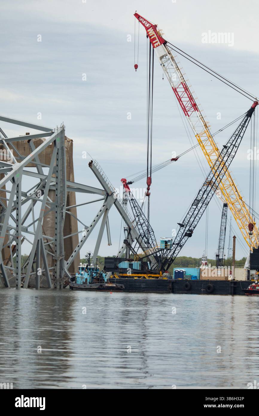 20. April 2024, Dundalk, MD, Vereinigte Staaten von Amerika: Bergungsarbeiter entfernen die Trümmer der zerfallenen Francis Scott Key Bridge, um den Betrieb im Hafen von Baltimore durch den Kanal Fort McHenry wiederherzustellen, 21. April 2024 in der Nähe von Dundalk, Maryland. Die Brücke wurde am 26. März von dem 984-Fuß-Containerschiff MV Dali getroffen und stürzte zusammen, wobei sechs Arbeiter ums Leben kamen. (Bild: © Christopher Rosario/U.S. Army/Planet Pix via ZUMA Press Wire) Stockfoto