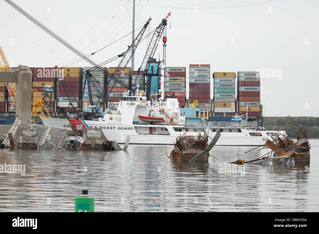 20. April 2024, Dundalk, MD, Vereinigte Staaten von Amerika: Die US Coast Guard Cutter Diligence hilft bei der Entfernung der Wrackteile der zerfallenen Francis Scott Key Bridge, um den Betrieb im Hafen von Baltimore durch den Kanal Fort McHenry wiederherzustellen, am 21. April 2024 in der Nähe von Dundalk, Maryland. Die Brücke wurde am 26. März von dem 984-Fuß-Containerschiff MV Dali getroffen und stürzte zusammen, wobei sechs Arbeiter ums Leben kamen. (Bild: © Christopher Rosario/U.S. Army/Planet Pix via ZUMA Press Wire) Stockfoto