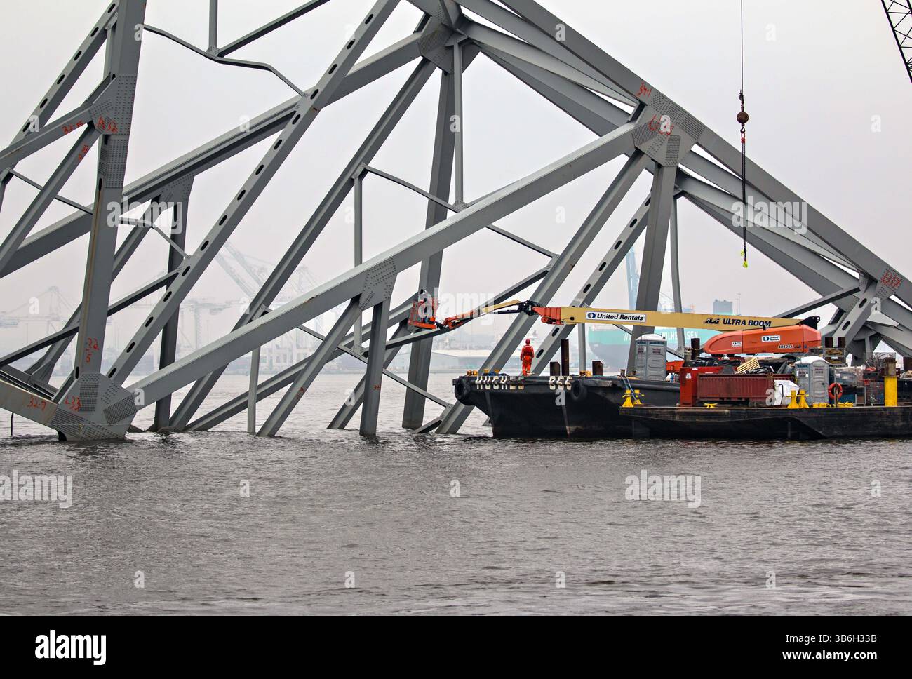 18. April 2024: Dundalk, MD, Vereinigte Staaten von Amerika: Bergungsarbeiter entfernen weiterhin die Trümmer der zerfallenen Francis Scott Key Bridge, um den Betrieb im Hafen von Baltimore durch den Kanal Fort McHenry wiederherzustellen, am 18. April 2024 in der Nähe von Dundalk, Maryland. Die Brücke wurde am 26. März von dem 984-Fuß-Containerschiff MV Dali getroffen und stürzte zusammen, wobei sechs Arbeiter ums Leben kamen. (Bild: © Dylan Burnell/U.S. Army/Planet Pix via ZUMA Press Wire) Stockfoto