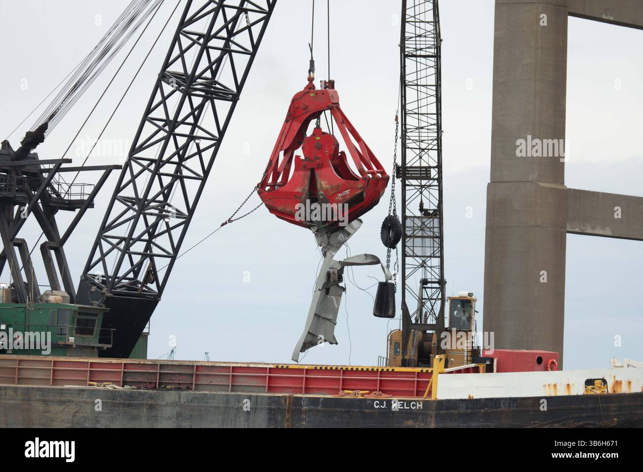 20. April 2024, Dundalk, MD, Vereinigte Staaten von Amerika: Bergungskähne entfernen die Trümmer der zerfallenen Francis Scott Key Bridge, um den Betrieb im Hafen von Baltimore durch den Kanal Fort McHenry wiederherzustellen, 21. April 2024, nahe Dundalk, Maryland. Die Brücke wurde am 26. März von dem 984-Fuß-Containerschiff MV Dali getroffen und stürzte zusammen, wobei sechs Arbeiter ums Leben kamen. (Bild: © Christopher Rosario/U.S. Army/Planet Pix via ZUMA Press Wire) Stockfoto