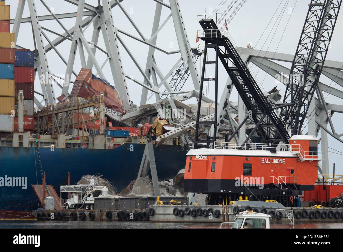 20. April 2024, Dundalk, MD, Vereinigte Staaten von Amerika: Bergungskähne entfernen die Trümmer der zerfallenen Francis Scott Key Bridge, um den Betrieb im Hafen von Baltimore durch den Kanal Fort McHenry wiederherzustellen, 21. April 2024, nahe Dundalk, Maryland. Die Brücke wurde am 26. März von dem 984-Fuß-Containerschiff MV Dali getroffen und stürzte zusammen, wobei sechs Arbeiter ums Leben kamen. (Bild: © Christopher Rosario/U.S. Army/Planet Pix via ZUMA Press Wire) Stockfoto