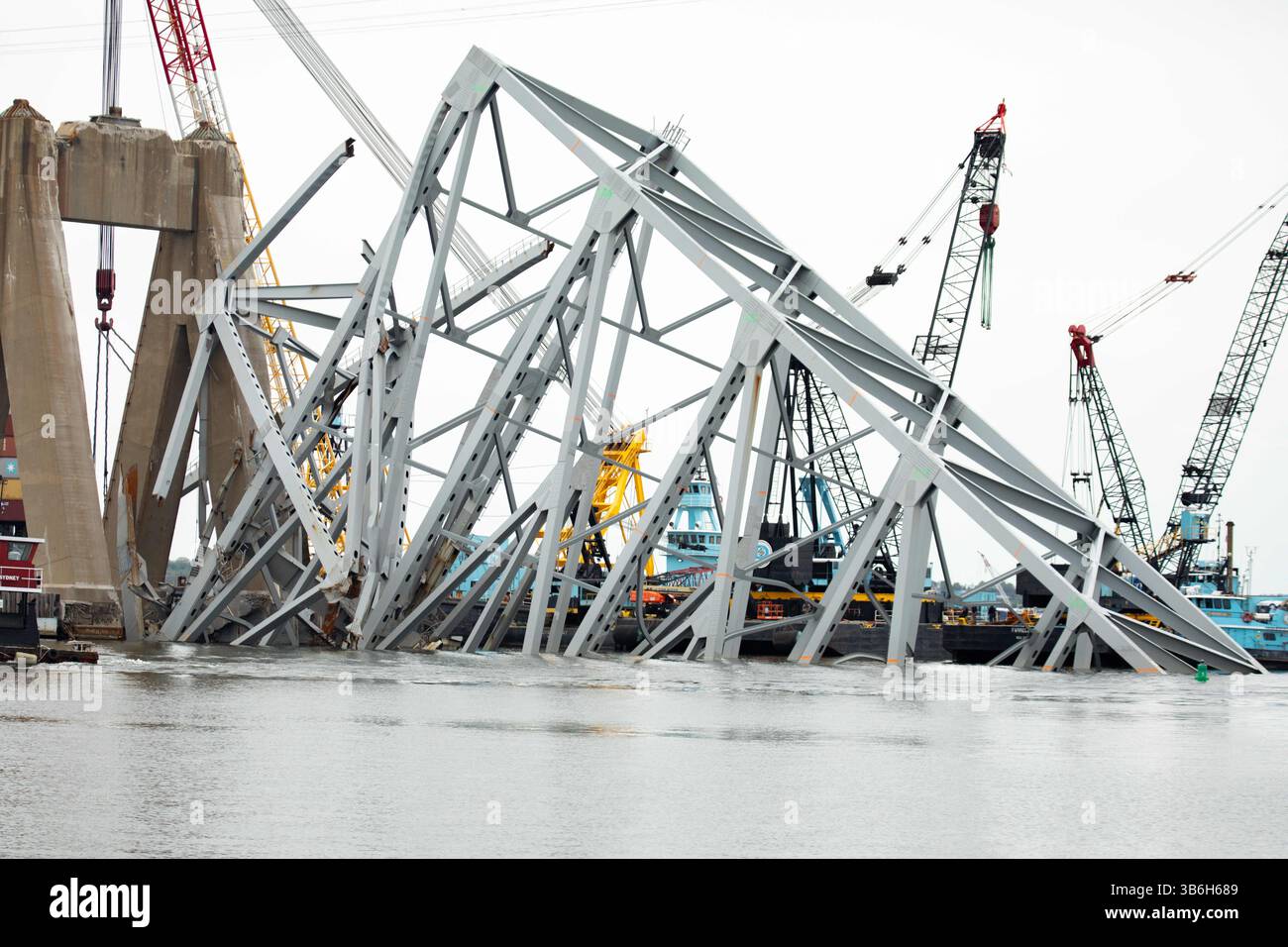 20. April 2024, Dundalk, MD, Vereinigte Staaten von Amerika: Bergungsarbeiter entfernen die Trümmer der zerfallenen Francis Scott Key Bridge, um den Betrieb im Hafen von Baltimore durch den Kanal Fort McHenry wiederherzustellen, 21. April 2024 in der Nähe von Dundalk, Maryland. Die Brücke wurde am 26. März von dem 984-Fuß-Containerschiff MV Dali getroffen und stürzte zusammen, wobei sechs Arbeiter ums Leben kamen. (Bild: © Christopher Rosario/U.S. Army/Planet Pix via ZUMA Press Wire) Stockfoto