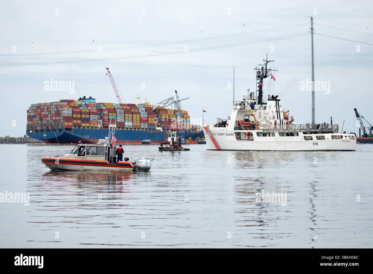 20. April 2024, Dundalk, MD, Vereinigte Staaten von Amerika: Die US Coast Guard Cutter Diligence hilft bei der Entfernung der Wrackteile der zerfallenen Francis Scott Key Bridge, um den Betrieb im Hafen von Baltimore durch den Kanal Fort McHenry wiederherzustellen, am 21. April 2024 in der Nähe von Dundalk, Maryland. Die Brücke wurde am 26. März von dem 984-Fuß-Containerschiff MV Dali getroffen und stürzte zusammen, wobei sechs Arbeiter ums Leben kamen. (Bild: © Christopher Rosario/U.S. Army/Planet Pix via ZUMA Press Wire) Stockfoto