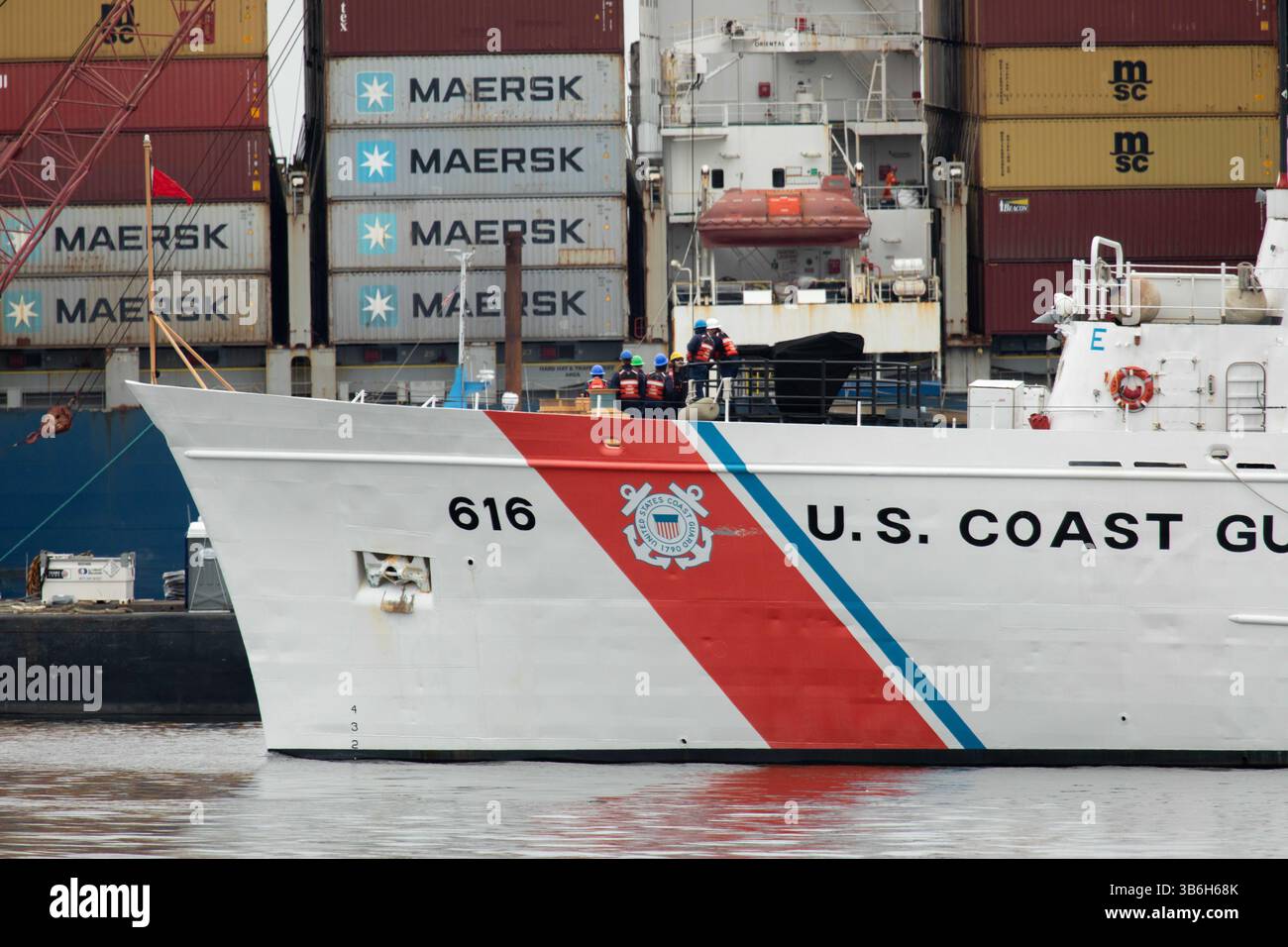 20. April 2024, Dundalk, MD, Vereinigte Staaten von Amerika: Die US Coast Guard Cutter Diligence hilft bei der Entfernung der Wrackteile der zerfallenen Francis Scott Key Bridge, um den Betrieb im Hafen von Baltimore durch den Kanal Fort McHenry wiederherzustellen, am 21. April 2024 in der Nähe von Dundalk, Maryland. Die Brücke wurde am 26. März von dem 984-Fuß-Containerschiff MV Dali getroffen und stürzte zusammen, wobei sechs Arbeiter ums Leben kamen. (Bild: © Christopher Rosario/U.S. Army/Planet Pix via ZUMA Press Wire) Stockfoto
