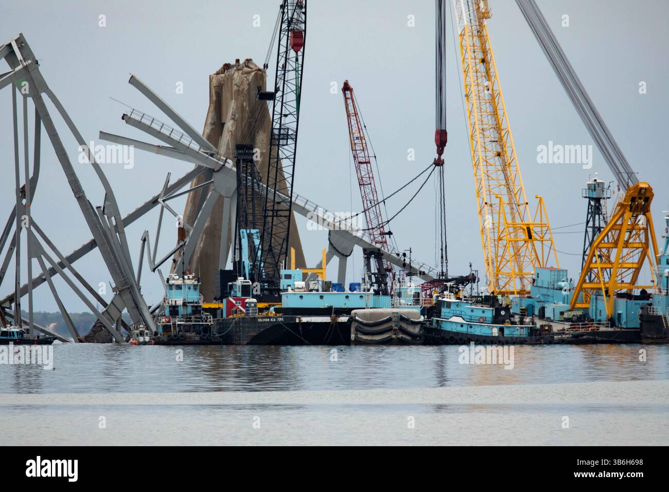 21. April 2024, Dundalk, MD, Vereinigte Staaten von Amerika: Bergungsarbeiter entfernen die Trümmer der zerfallenen Francis Scott Key Bridge, um den Betrieb im Hafen von Baltimore durch den Kanal Fort McHenry wiederherzustellen, 21. April 2024 in der Nähe von Dundalk, Maryland. Die Brücke wurde am 26. März von dem 984-Fuß-Containerschiff MV Dali getroffen und stürzte zusammen, wobei sechs Arbeiter ums Leben kamen. (Bild: © Christopher Rosario/U.S. Army/Planet Pix via ZUMA Press Wire) Stockfoto