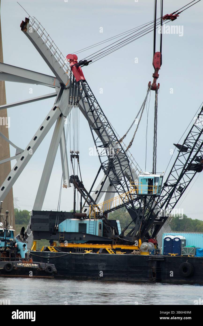 20. April 2024, Dundalk, MD, Vereinigte Staaten von Amerika: Bergungsarbeiter entfernen die Trümmer der zerfallenen Francis Scott Key Bridge, um den Betrieb im Hafen von Baltimore durch den Kanal Fort McHenry wiederherzustellen, 21. April 2024 in der Nähe von Dundalk, Maryland. Die Brücke wurde am 26. März von dem 984-Fuß-Containerschiff MV Dali getroffen und stürzte zusammen, wobei sechs Arbeiter ums Leben kamen. (Bild: © Christopher Rosario/U.S. Army/Planet Pix via ZUMA Press Wire) Stockfoto