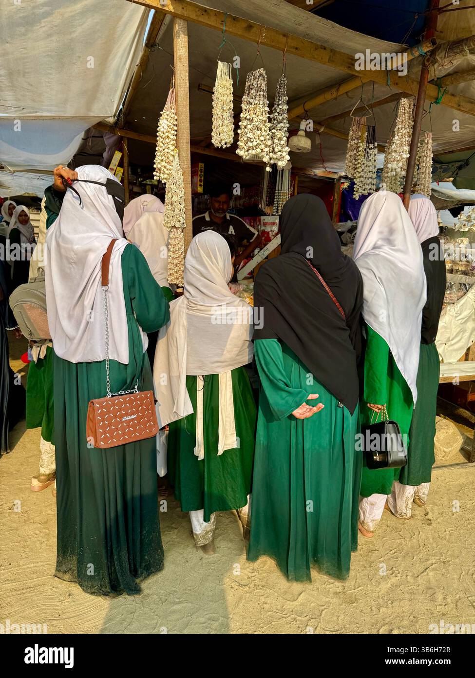 Muslimische Frauen einkaufen, Cox's Bazar, Bangladesch Stockfoto