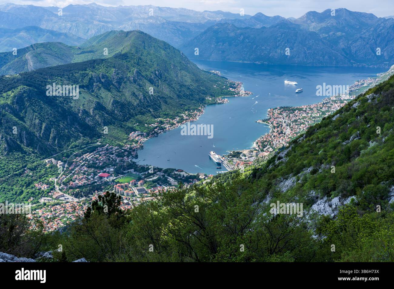 Die Bucht von Kotor in Montenegro wird oft als der südlichste Fjord Europas bezeichnet Stockfoto