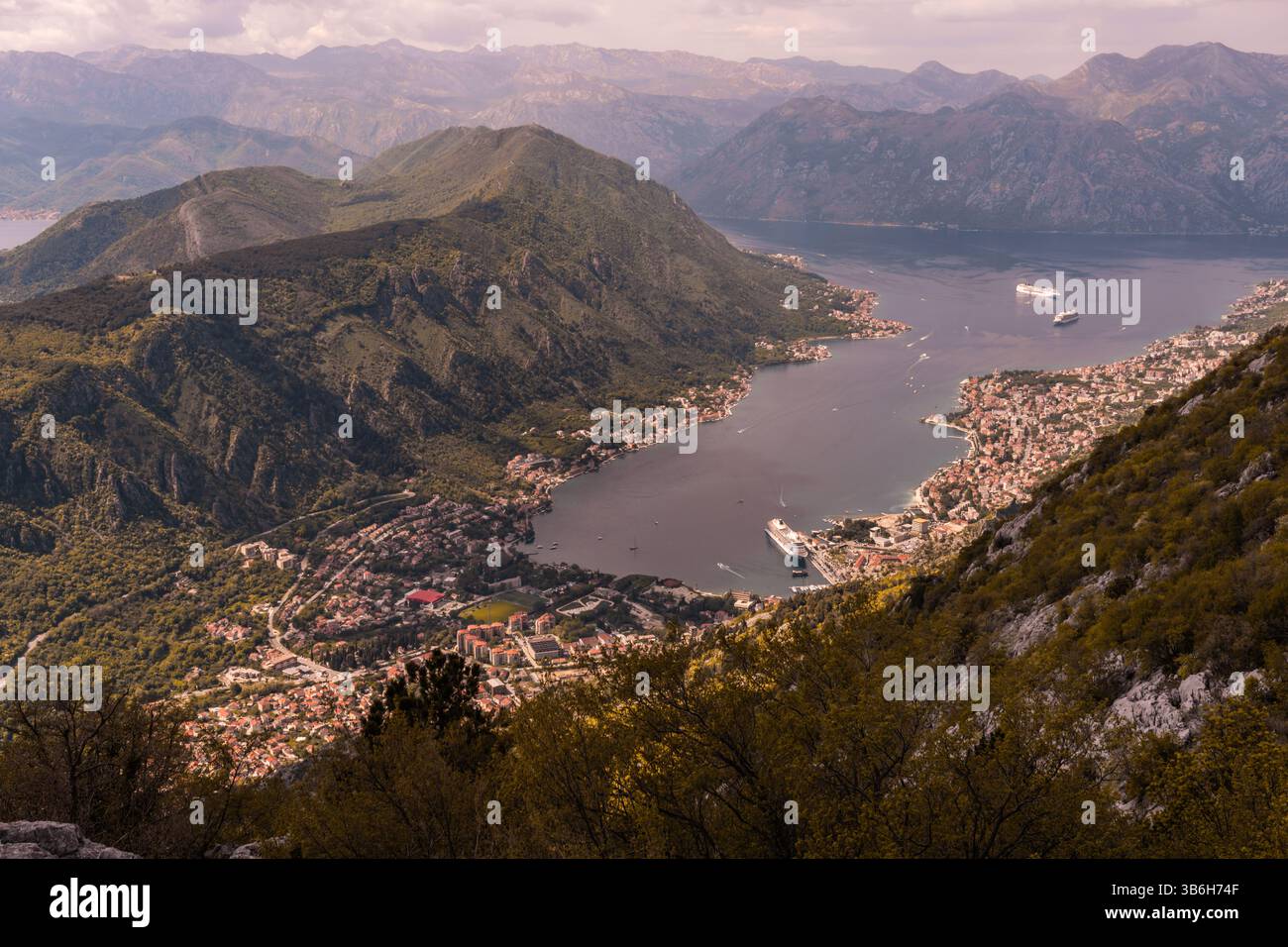 Die Bucht von Kotor in Montenegro wird oft als der südlichste Fjord Europas bezeichnet Stockfoto