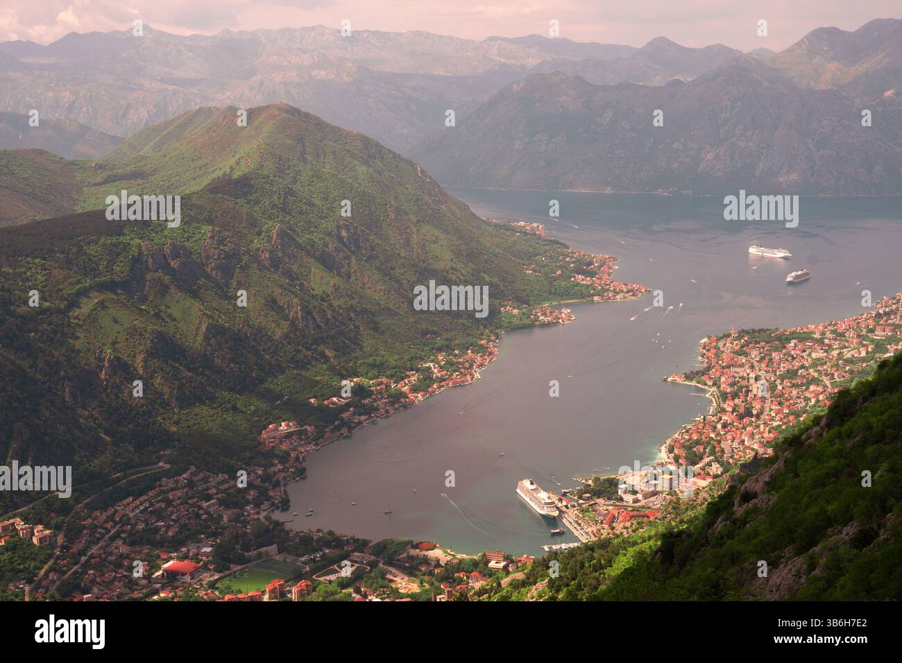 Die Bucht von Kotor in Montenegro wird oft als der südlichste Fjord Europas bezeichnet Stockfoto