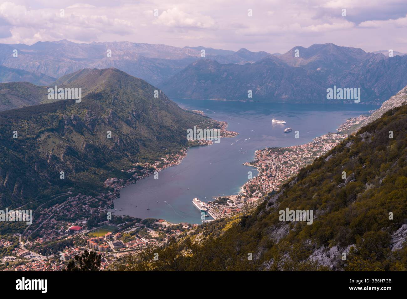 Die Bucht von Kotor in Montenegro wird oft als der südlichste Fjord Europas bezeichnet Stockfoto