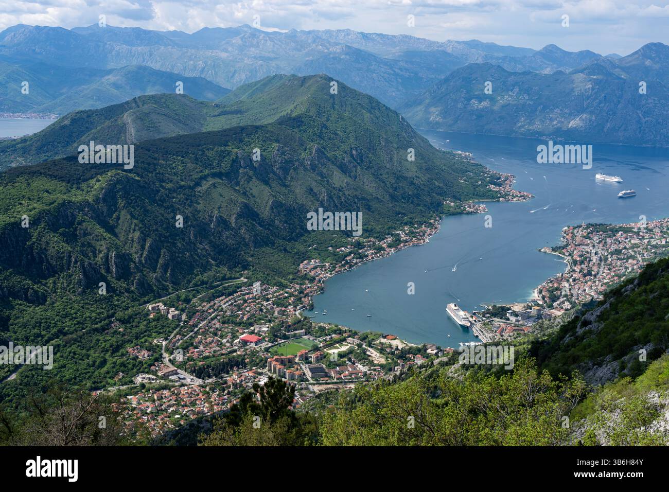 Die Bucht von Kotor in Montenegro wird oft als der südlichste Fjord Europas bezeichnet Stockfoto
