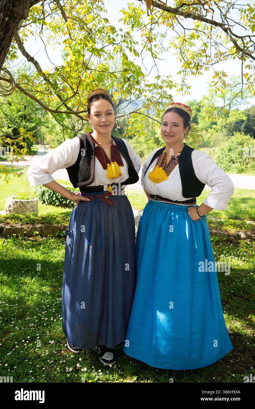 Zwei kroatische Frauen in typischer Kleidung in Dubrovnik, Kroatien Stockfoto