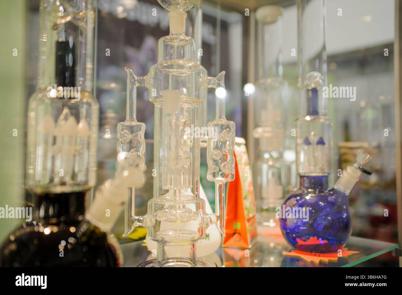 23. Februar 2020, Rom, Italien: Glasausrüstung zum Räuchern von Hanfblüten auf der Canapa Mundi, der internationalen Hanfmesse in Rom, ausgestellt. Etwa einen Monat vor Beginn der Canapa Mundi, der Internationalen Hanfmesse, die jedes Jahr Fachleute aus dem Hanfsektor, Verbraucher und Begeisterte der Pflanze mit mehrfacher Nutzung nach Rom anzieht, kündigten die Organisatoren nach 10 Jahren die Einstellung „für höhere Gewalt Reasonsâ€, da die jüngsten Umstände zu einer Situation der Unsicherheit geführt haben“ an. Die Organisatoren berichten, dass die Hauptmotivation darin besteht, Aussteller und Teilnehmer vor ihnen zu schützen Stockfoto