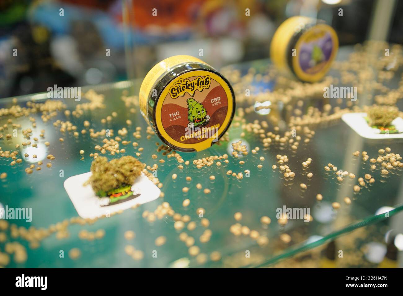 23. Februar 2020, Rom, Italien: Auf der Canapa Mundi, der internationalen Hanfmesse in Rom, wurden Packungen mit Hanfblüten ausgestellt. Etwa einen Monat vor Beginn der Canapa Mundi, der Internationalen Hanfmesse, die jedes Jahr Fachleute aus dem Hanfsektor, Verbraucher und Begeisterte der Pflanze mit mehrfacher Nutzung nach Rom anzieht, kündigten die Organisatoren nach 10 Jahren die Einstellung „für höhere Gewalt Reasonsâ€, da die jüngsten Umstände zu einer Situation der Unsicherheit geführt haben“ an. Die Organisatoren berichten, dass die Hauptmotivation darin besteht, Aussteller und Teilnehmer vor unangenehmen Situationen zu schützen Stockfoto