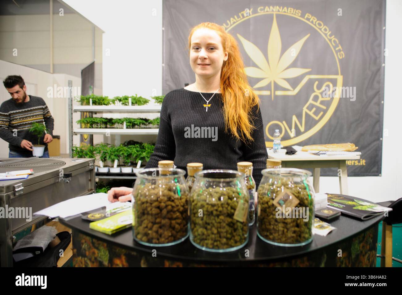 23. Februar 2020, Rom, Italien: Ein Mädchen in ihrem Stand hinter drei großen Gläsern mit Hanfblüten während der Canapa Mundi, der internationalen Hanfmesse in Rom. Etwa einen Monat vor Beginn der Canapa Mundi, der Internationalen Hanfmesse, die jedes Jahr Fachleute aus dem Hanfsektor, Verbraucher und Begeisterte der Pflanze mit mehrfacher Nutzung nach Rom anzieht, kündigten die Organisatoren nach 10 Jahren die Einstellung „für höhere Gewalt Reasonsâ€, da die jüngsten Umstände zu einer Situation der Unsicherheit geführt haben“ an. Die Veranstalter berichten, dass die Hauptmotivation der Schutz der Aussteller und ist Stockfoto