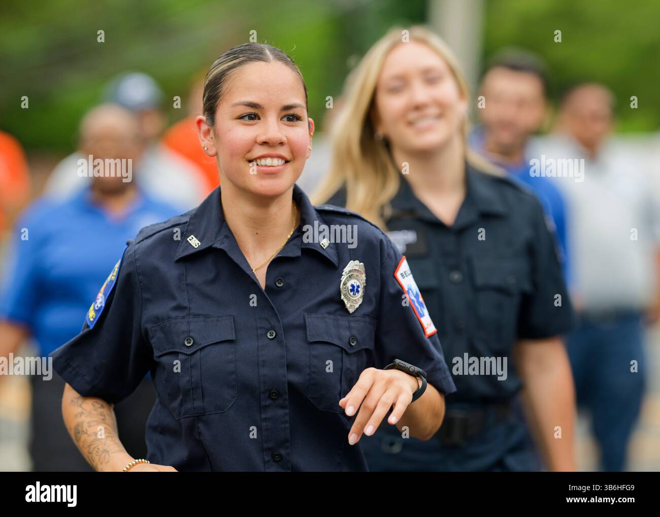 27. Mai 2024, Merrick, New York, Vereinigte Staaten: Bellmore Merrick Emergency Medical Services EMS-Mitglieder, einschließlich Sanitäter, marschieren in der Merrick Memorial Day Parade auf Long Island. (Bild: © Ann Parry/ZUMA Press Wire) Stockfoto
