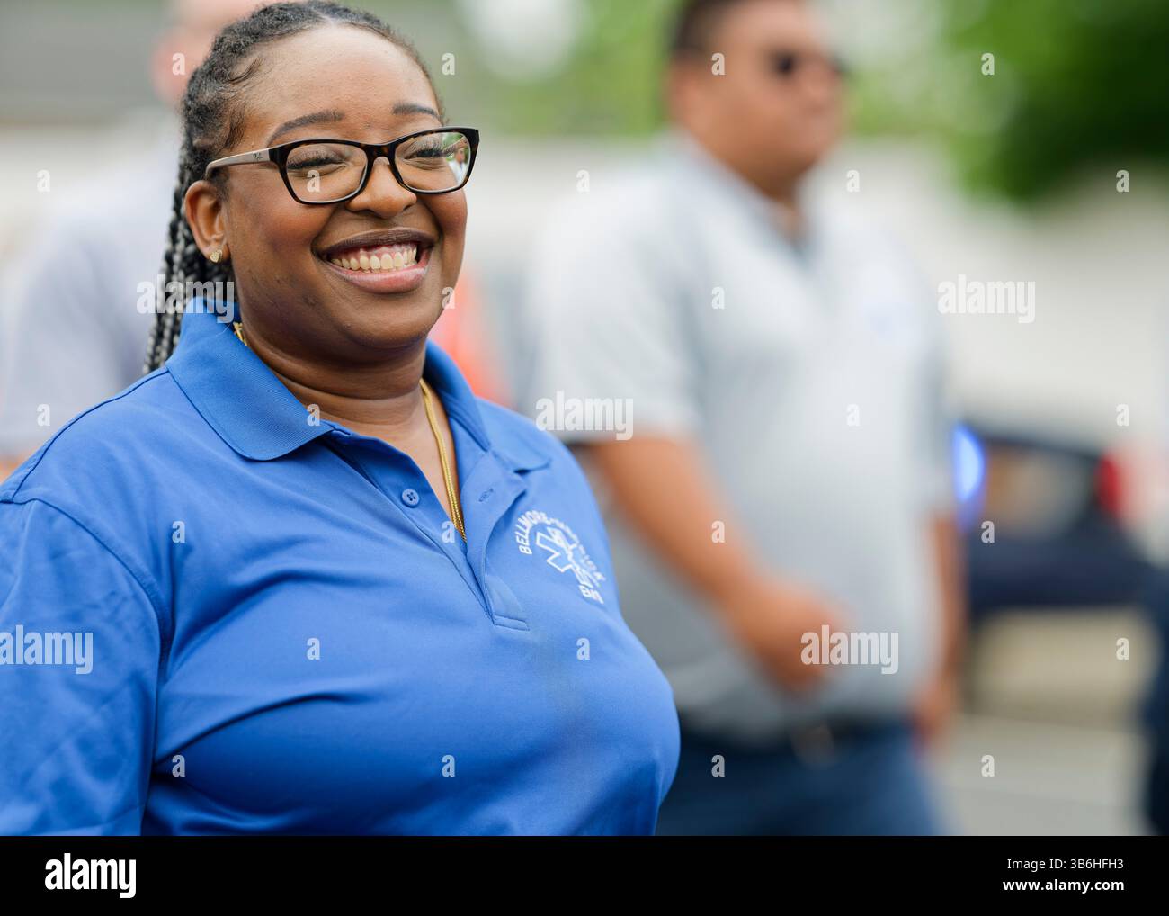 27. Mai 2024, Merrick, New York, Vereinigte Staaten: Eine junge Frau, die ein blaues Hemd von Bellmore Merrick trägt, marschiert in der Nerrick Memorial Day Parade auf Long Island. (Bild: © Ann Parry/ZUMA Press Wire) Stockfoto