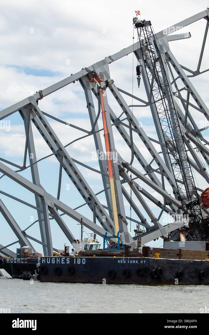 11. Mai 2024, Dundalk, MD, Vereinigte Staaten von Amerika: Arbeiter setzen Sprengladungen auf Teile der verbleibenden Stahlträger von der eingestürzten Francis Scott Key Bridge, um die Entfernung zu beschleunigen, 11. Mai 2024 in der Nähe von Dundalk, Maryland. Die Brücke wurde am 26. März von dem 984-Fuß-Containerschiff MV Dali getroffen und stürzte zusammen, wobei sechs Arbeiter ums Leben kamen. (Bild: © Christopher Rosario/U.S. Army/Planet Pix via ZUMA Press Wire) Stockfoto