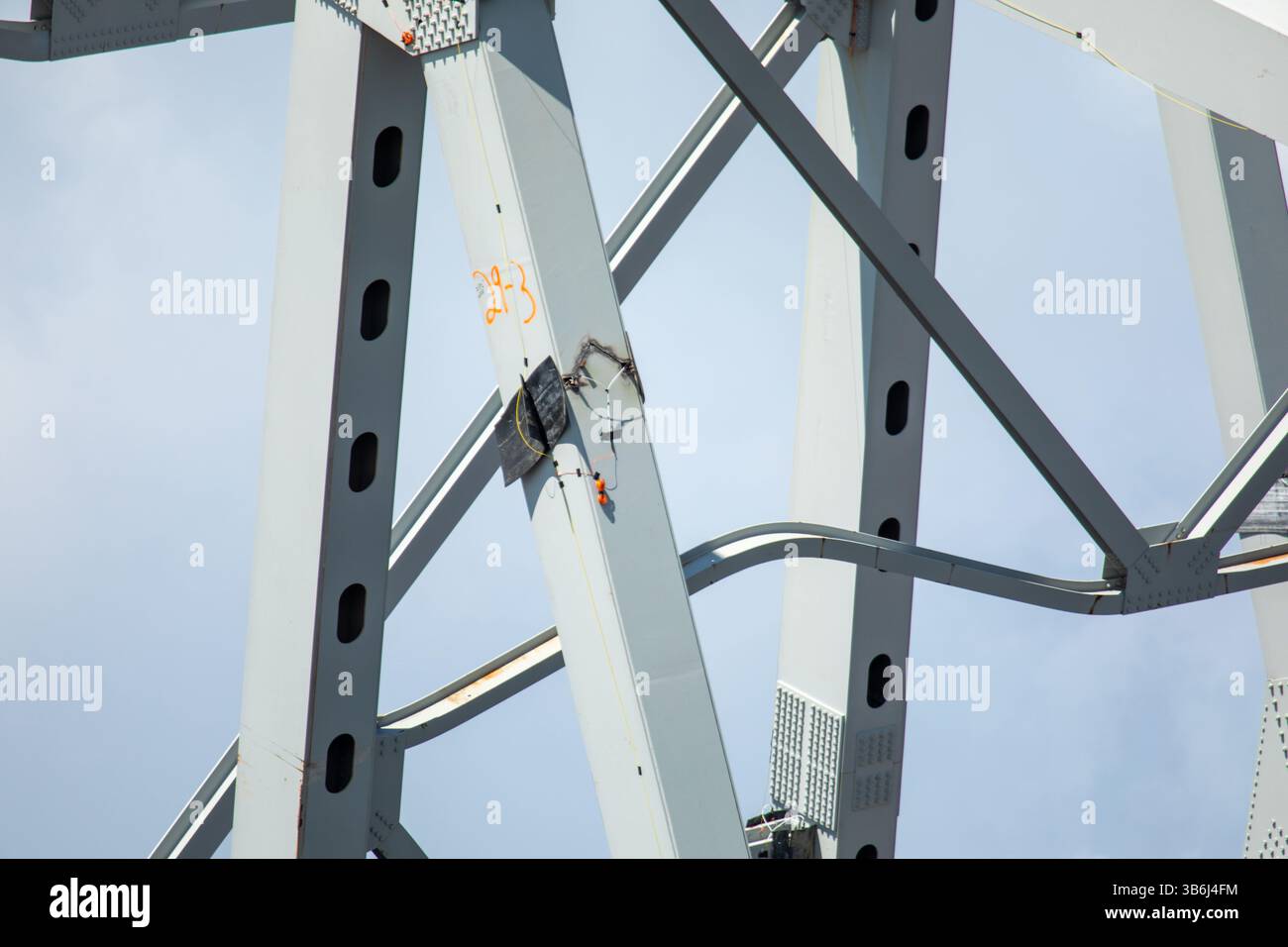 12. Mai 2024, Dundalk, MD, Vereinigte Staaten von Amerika: Eine Explosionsladung wird auf ein Stück der verbliebenen Stahlbalken von der eingestürzten Francis Scott Key Bridge gesetzt, um die Entfernung zu beschleunigen, am 12. Mai 2024 in der Nähe von Dundalk, Maryland. Die Brücke wurde am 26. März von dem 984-Fuß-Containerschiff MV Dali getroffen und stürzte zusammen, wobei sechs Arbeiter ums Leben kamen. (Bild: © Christopher Rosario/U.S. Army/Planet Pix via ZUMA Press Wire) Stockfoto