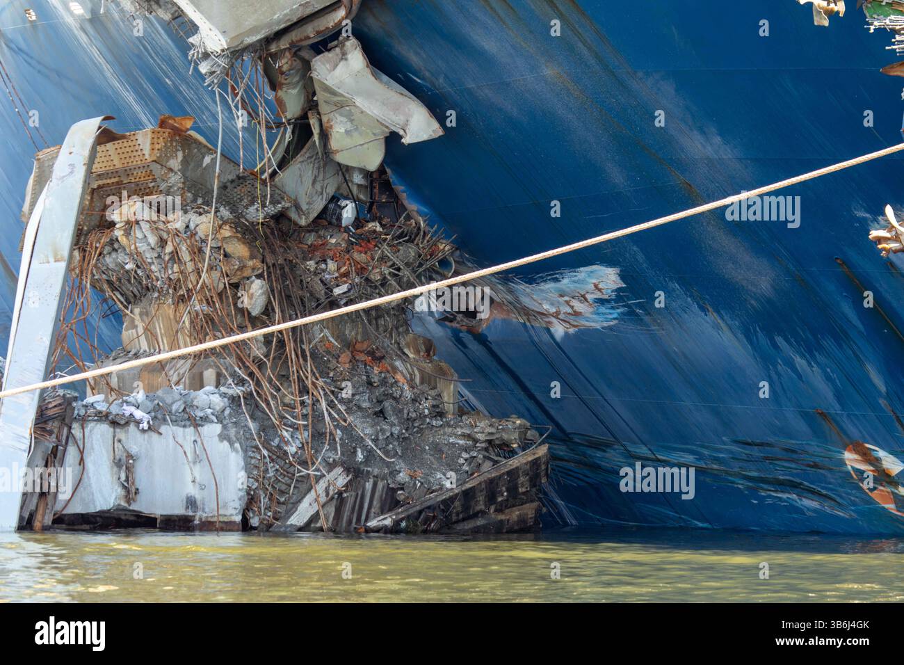 12. Mai 2024, Dundalk, MD, United States of America: Nahaufnahme des schwer beschädigten Bugs des M/V Dali, nachdem er den Zusammenbruch der Francis Scott Key Bridge am 12. Mai 2024 in der Nähe von Dundalk, Maryland verursacht hatte. Die Brücke wurde am 26. März von dem 984-Fuß-Containerschiff MV Dali getroffen und stürzte zusammen, wobei sechs Arbeiter ums Leben kamen. (Bild: © Christopher Rosario/U.S. Army/Planet Pix via ZUMA Press Wire) Stockfoto