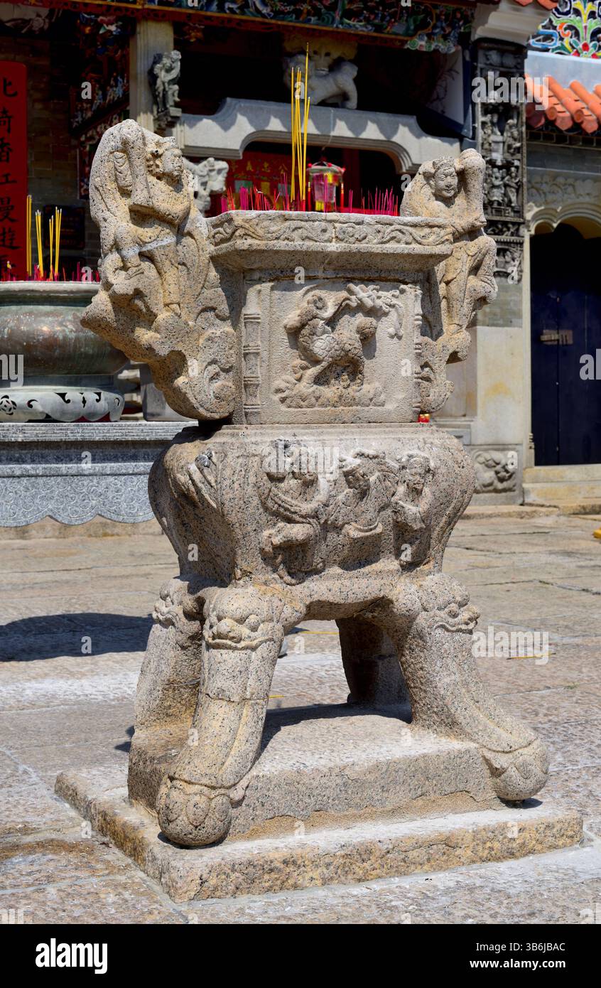 Steinkessel vor dem Pak Tai Tempel, Cheung Chau, Hongkong Stockfoto